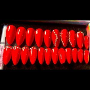 24 nails with various sizes. Free mini manicure set, glue and sticky tabs.